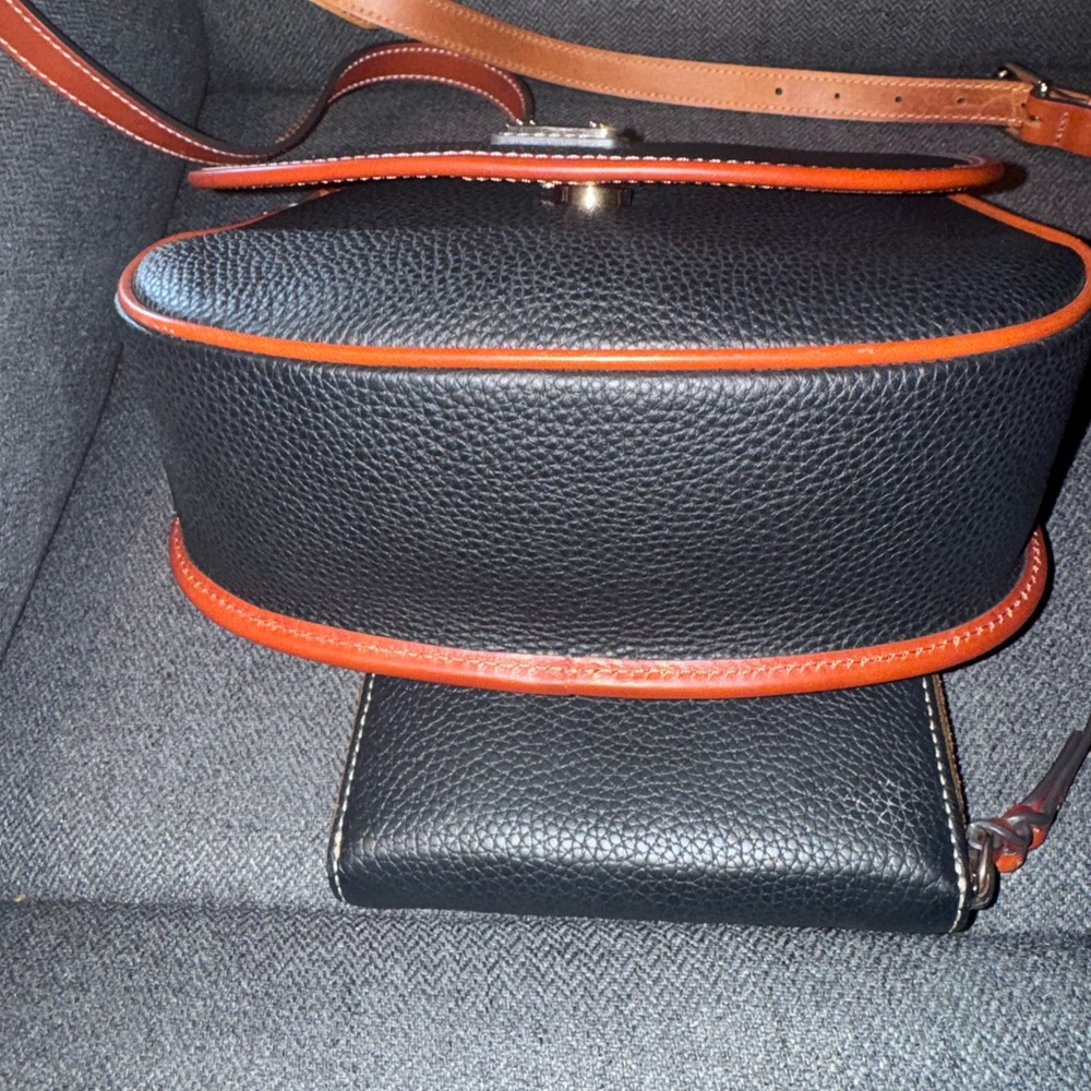 Elegant Black and Tan Women's Bag Set - Picture 5 of 5